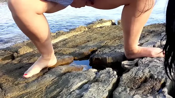 뜨거운 Wife pees outdoor on the beach 따뜻한 영화