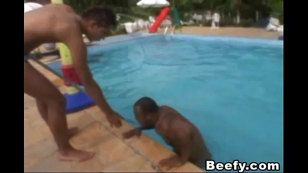 Beefy Gays get a hard fuck beside the pool Filem hangat panas