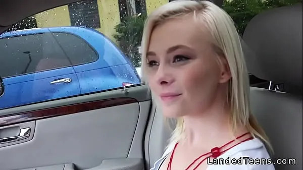 Vroči Teen hitchhiker fucking stranger in his car topli filmi