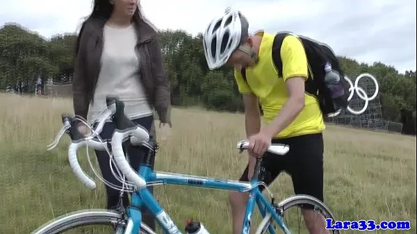 Vroči British mature picks up cyclist for fuck topli filmi