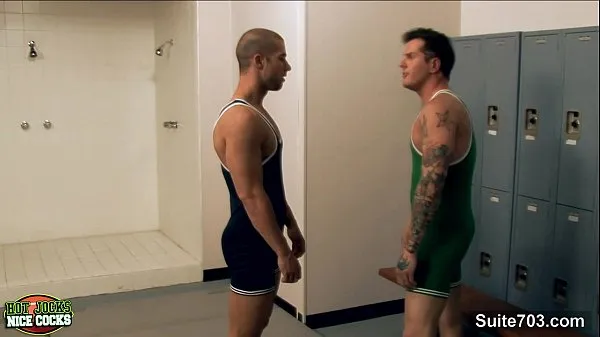 Καυτές Horny jocks fuck in 3some in locker room ζεστές ταινίες