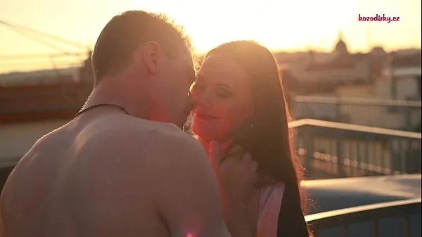 PORN VALENTINE - ROMANCE SUR LE TOIT ET HARDFUCKING ROMANTIQUE Films chauds