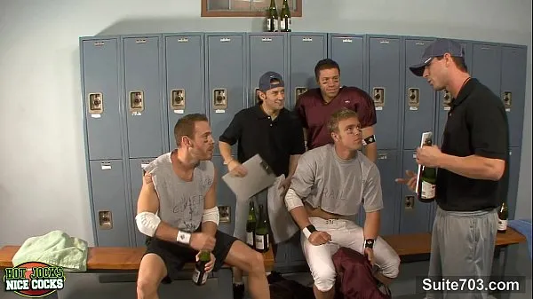 Hotte Threesome jocks in locker room varme filmer