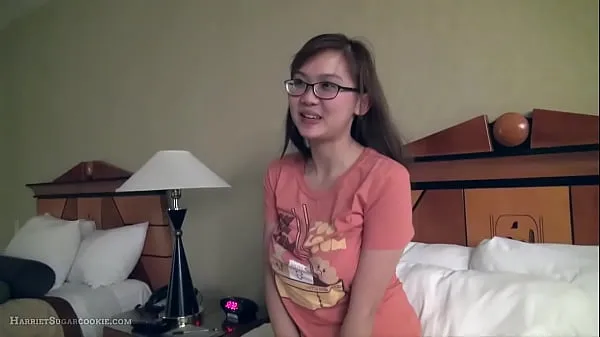 Hotte Cute busty asian girlfriend fngers in glasses varme film