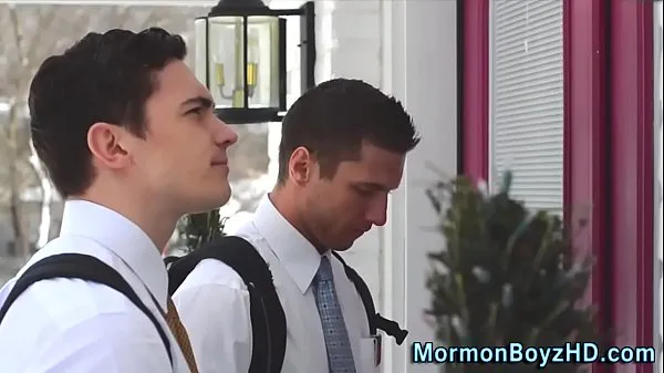Muscly mormon sprays cum Filem hangat panas