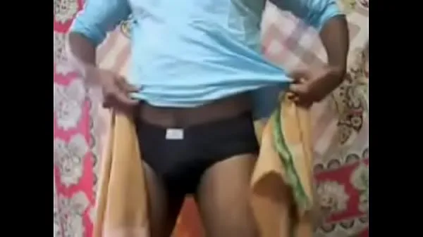 热Kerala mallu guy wearing Kavi mundu温暖的电影