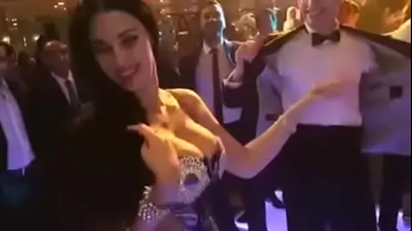 Vroči Sofinar Safinaz Hot belly dancer huge tits topli filmi