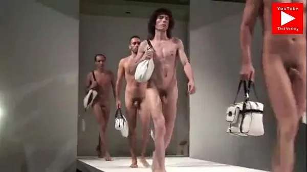 Vroči Naked guys on fashion show topli filmi
