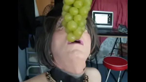 Liana and green grapes Films chauds