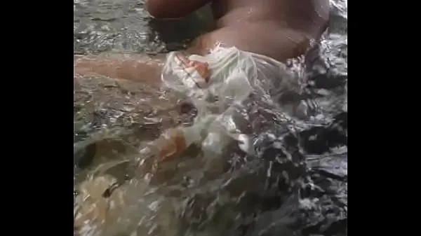 Menő gay couple fucking bareback in water meleg filmek