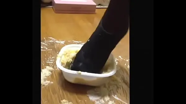 Hot fetish】Bowl of rice topped with chicken and eggs crush Heels warm Movies