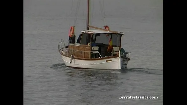 ภาพยนตร์ยอดนิยม Monique and Sophie Have a Sensual Fourway on a Boat เรื่องอบอุ่น