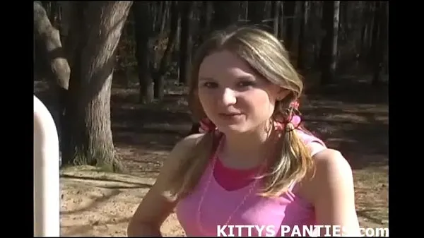 Gorące 18yo Kitty flashing her panties while solving a puzzleciepłe filmy