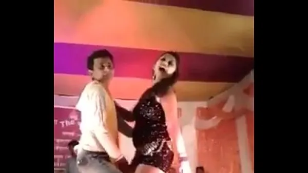 Sexy Hot Desi Teen Dancing On Stage in Public on Sex Song Film hangat yang hangat
