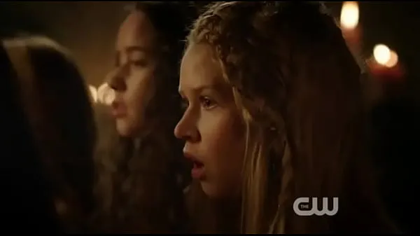 Menő Caitlin Stasey masturbate cut-scene from the CW's REIGN meleg filmek