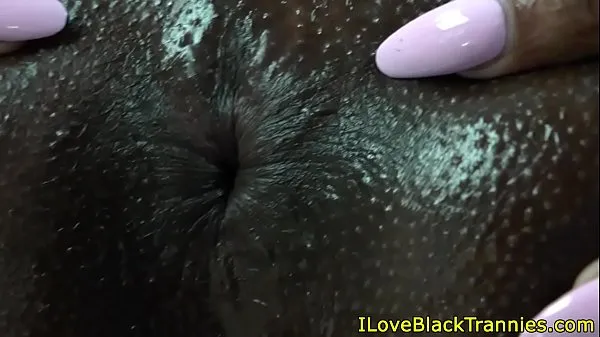 Hotte Solo ebony shemale toying her ass closeup varme film