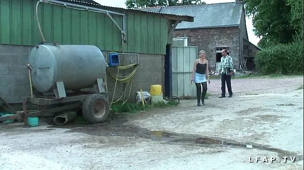 Heiße French mature gets her ass fucked hard by grandpa and his farm friendswarme Filme