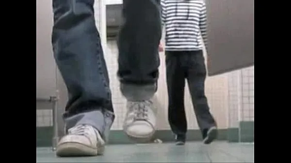 热Twink showing off at public restroom温暖的电影