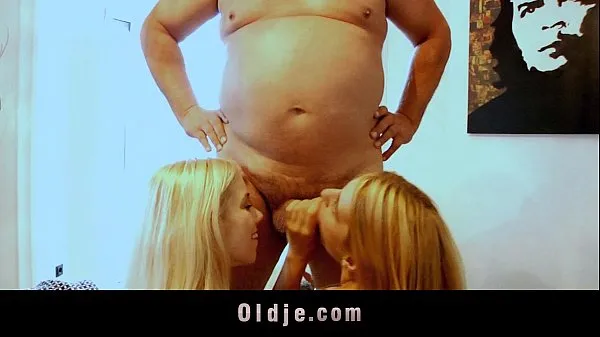 Vroči Fat old man rimmed and sucked by two blonde teens topli filmi