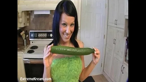 뜨거운 Kream fucking her holes with her vegetables until she squirts 따뜻한 영화
