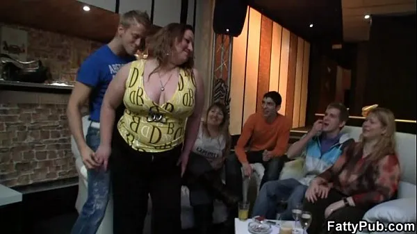 Vroči Fat chick strips and gives head in the bar topli filmi
