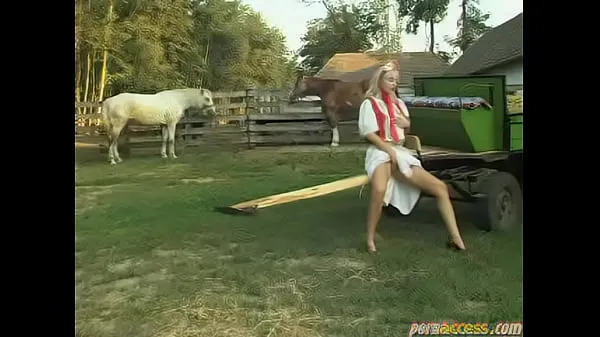 Film caldi paesant scopa all'aperto nella fattoria con due uominicaldi