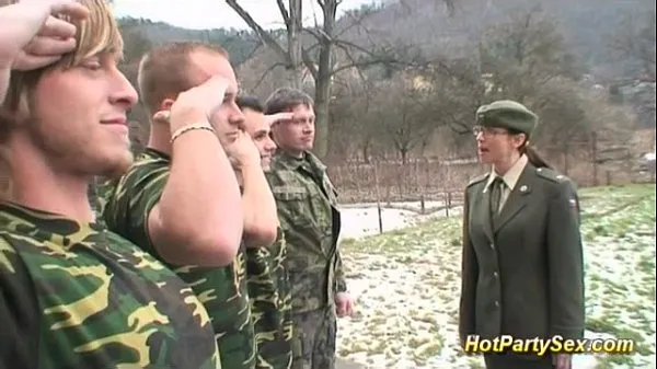 Καυτές military lady gets soldiers cum ζεστές ταινίες