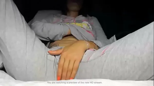 Hotte Real slut in pijamas rubs and fingers her pussy on webcam varme film