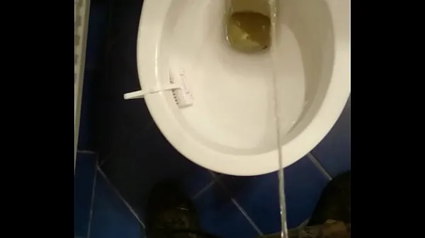 Vroči Guy pissing in toilet topli filmi