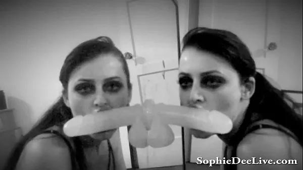 Καυτές Busty Big Titty Brit Sophie Dee LOVES to Deepthroat a Dildo ζεστές ταινίες