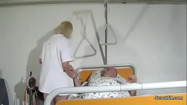 ホットな ドイツのおじいちゃん-若い金髪の看護師が病院で働いているおじいちゃんと性交する 温かい映画