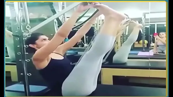 Quente Deepika Padukone Exercising in Skimpy Leggings Hot Yoga Pants Filmes quentes