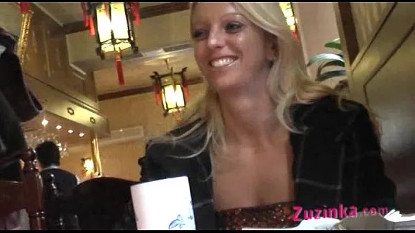 Hotte Natural exhibitionist in Chinese Restaurant - video varme film