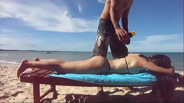 Hotte wife with microbikini on the beach and getting a tan varme filmer