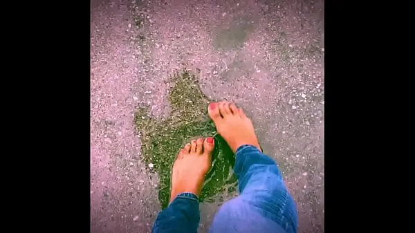Jasmine plays in the rain barefoot! Foot Fetish Film hangat yang hangat