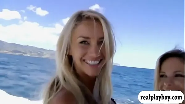 Hotte Badass babes swam in shark cage and snowboarding while naked varme filmer