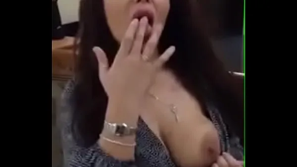 热Azeri celebrity shows her tits and pussy温暖的电影