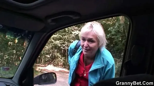 Old granny is picked up from road and fucked Film hangat yang hangat
