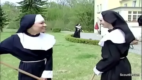 Horny nun is secretly deflowered by the craftsman Film hangat yang hangat