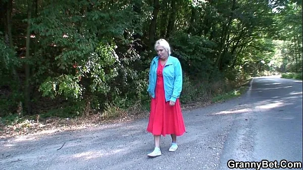 Sıcak He picks up and bangs 80 years old granny outside Sıcak Filmler
