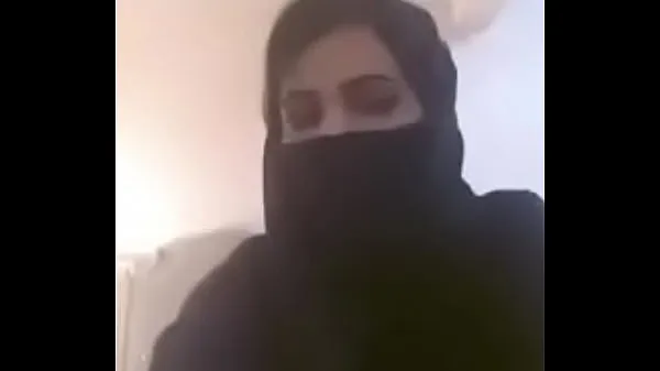 Vroči Arab Girl Showing Boobs on Webcam topli filmi
