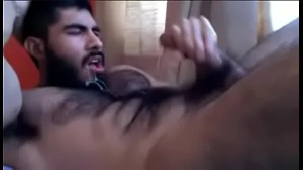 Hotte Beefy Hairy Man Cums into his Mouth varme filmer