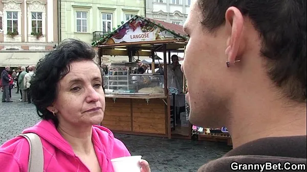 Vroči Old granny tourist is picked up and screwed topli filmi