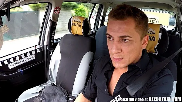 Vroči Czech Blonde Rides Taxi Driver in the Backseat topli filmi