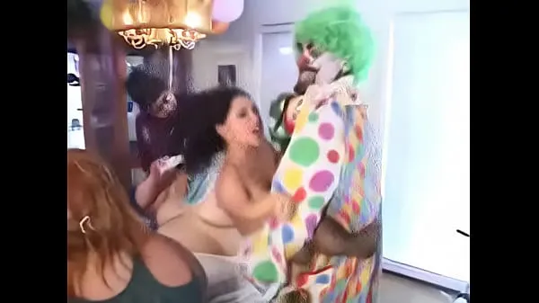 Sıcak The clown, the midget, and the big b. - More Videos Sıcak Filmler