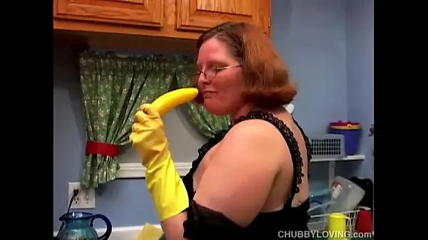 Kuumia Hot and horny chubby housewife has a nice wank in the kitchen lämpimiä elokuvia