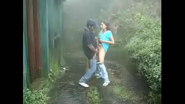 گرم Indian girl sucking and fucking outdoors in rain گرم فلمیں