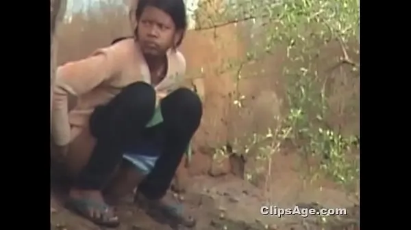 Hotte Indian girl filmed pissing outside varme film