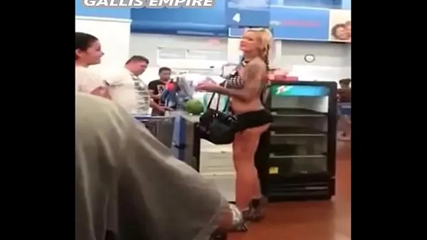 热Sexy Blonde Showing Ass At The Super Market温暖的电影