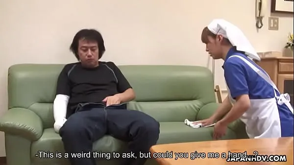 热Asian housekeeper helps him out with his problem温暖的电影